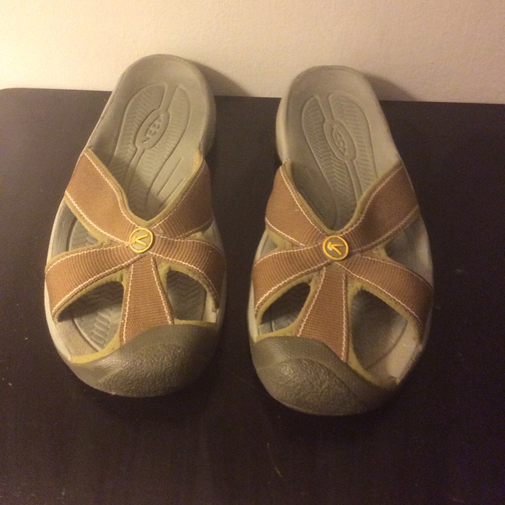 Keen Bali closed toe thong sandals khaki size 9.5